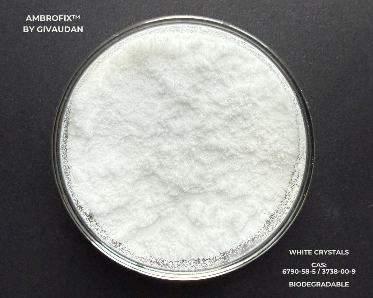 Ambrofix™ von Givaudan – Ambroxan als weiße Kristalle in Petrischale, CAS 6790-58-5, biologisch abbaubar