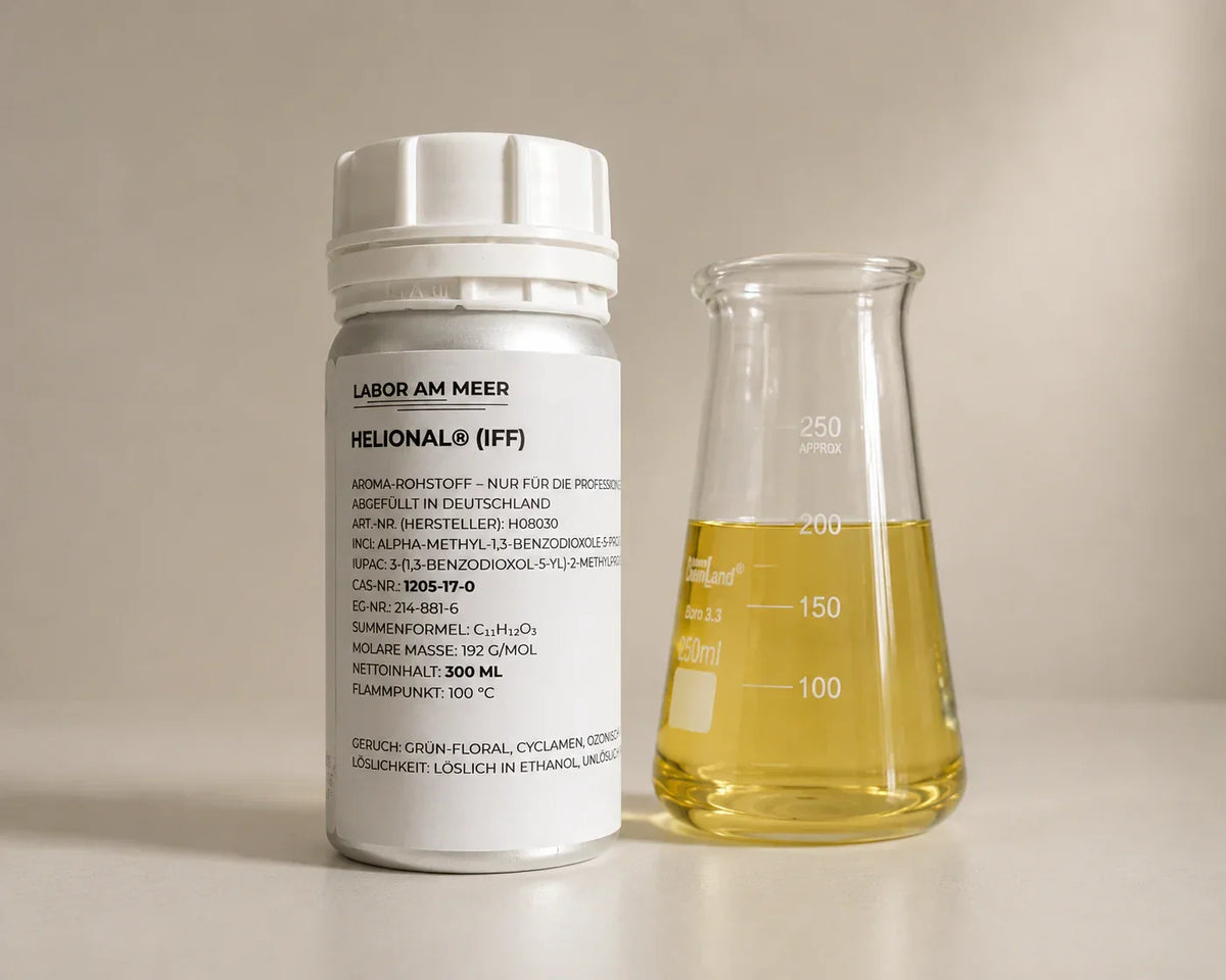 Helional® von IFF – Aluminiumflasche 300 ml neben Laborkolben mit grün-floralem Riechstoffmolekül für Parfümerie