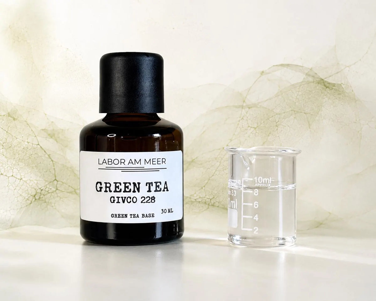 Green Tea Givco 228 von Givaudan – Braunglasflasche 30 ml neben Laborbecher, grüne Teebasis für Parfümerie