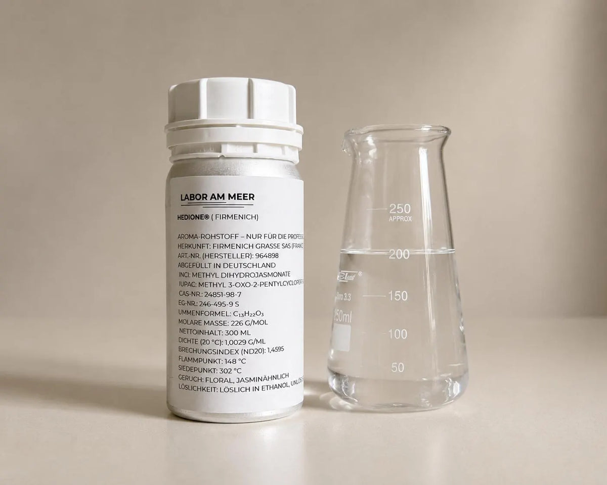 Hedione® von Firmenich – Aluminiumflasche 300 ml neben Laborkolben mit jasminartigem Riechstoffmolekül für Parfümerie